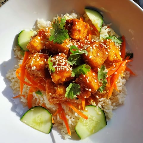 Chili-Mayo Baked Tofu Bowls: Crispy, golden tofu bites coated in spicy mayo atop a fresh veggie bowl.