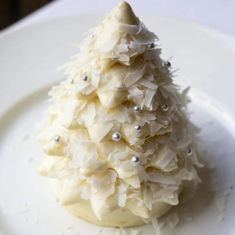 Table d'Hiver Sapin et Flocons dessert: snowy white chocolate mousse covers a delightful pine-shaped cake.